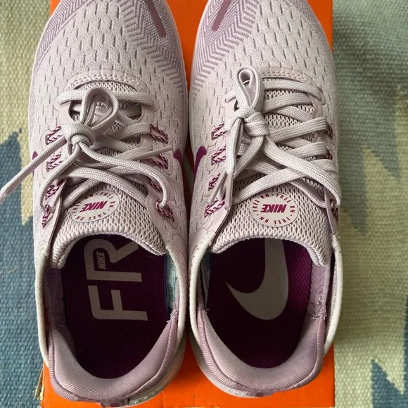 Women’s Nike Free 5.0 style in pink - Picture 2 of 5